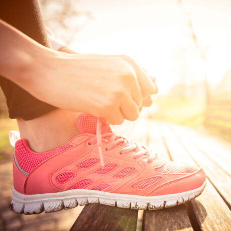 lace ses chaussures sur un banc