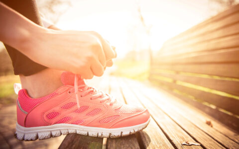 lace ses chaussures sur un banc