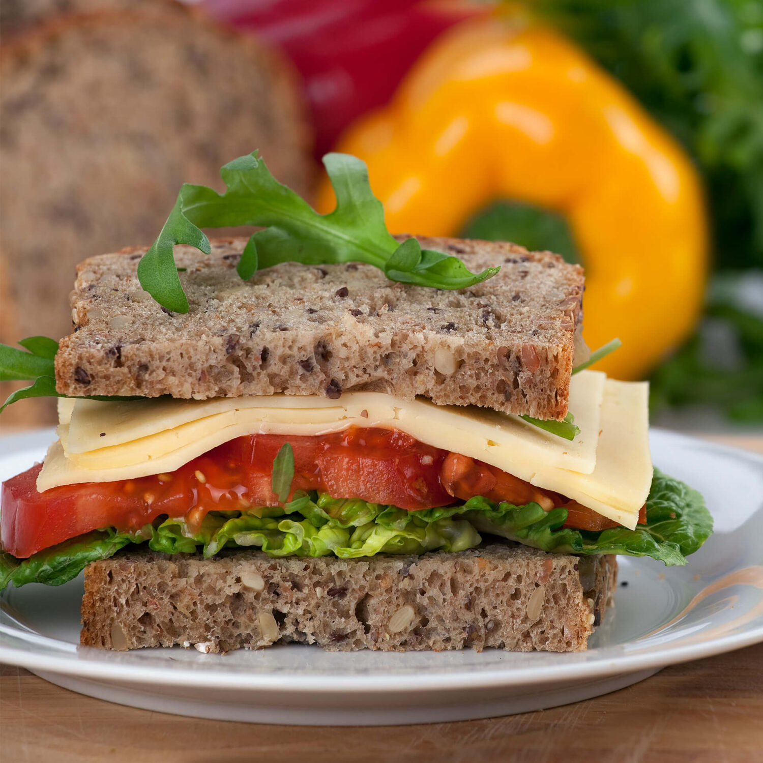 20-idees-pour-varier-vos-sandwichs sandwich fromage et tomate dans une assiette