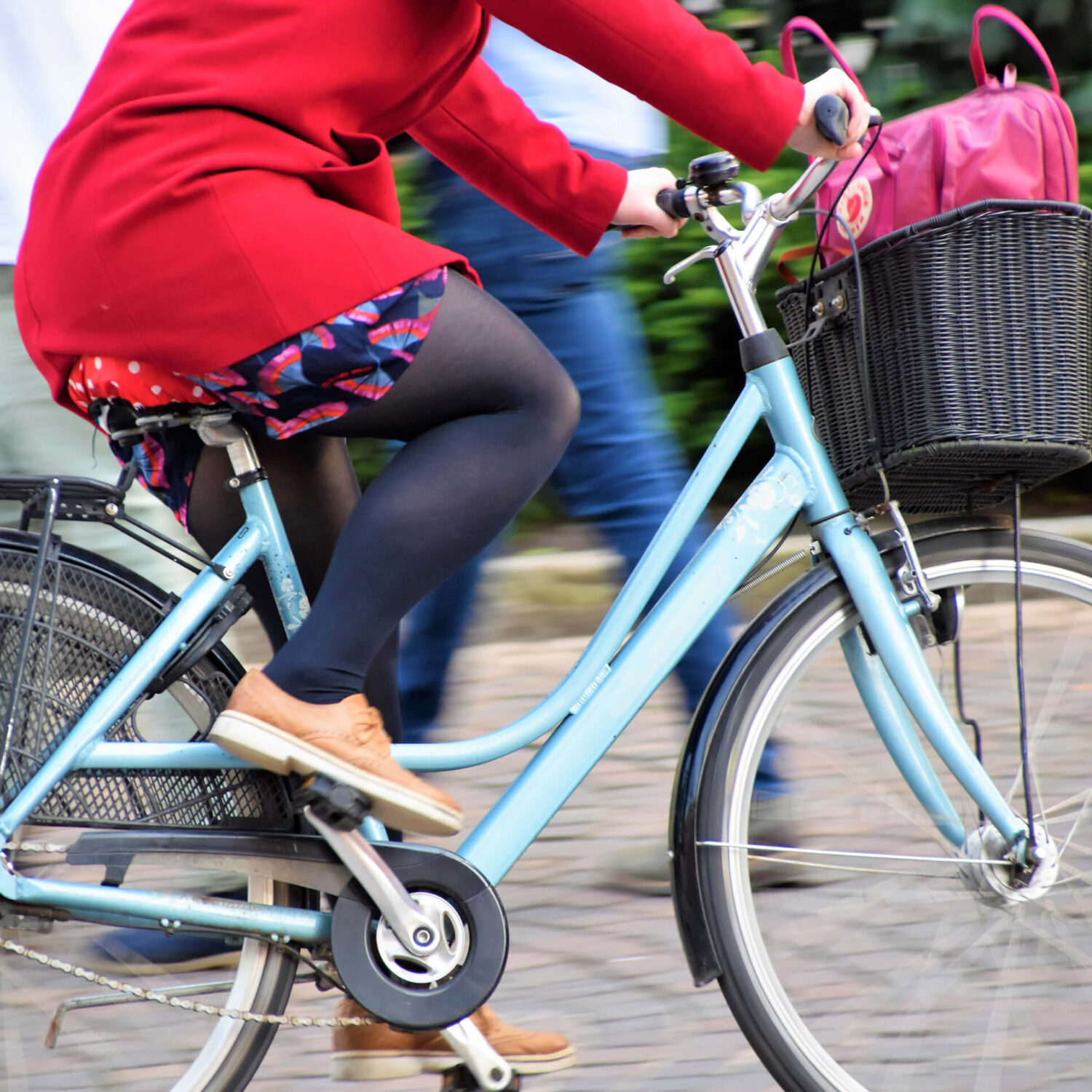 femme sur vélo bleu