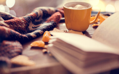 tasse de chocolat chaud livre et mandarine