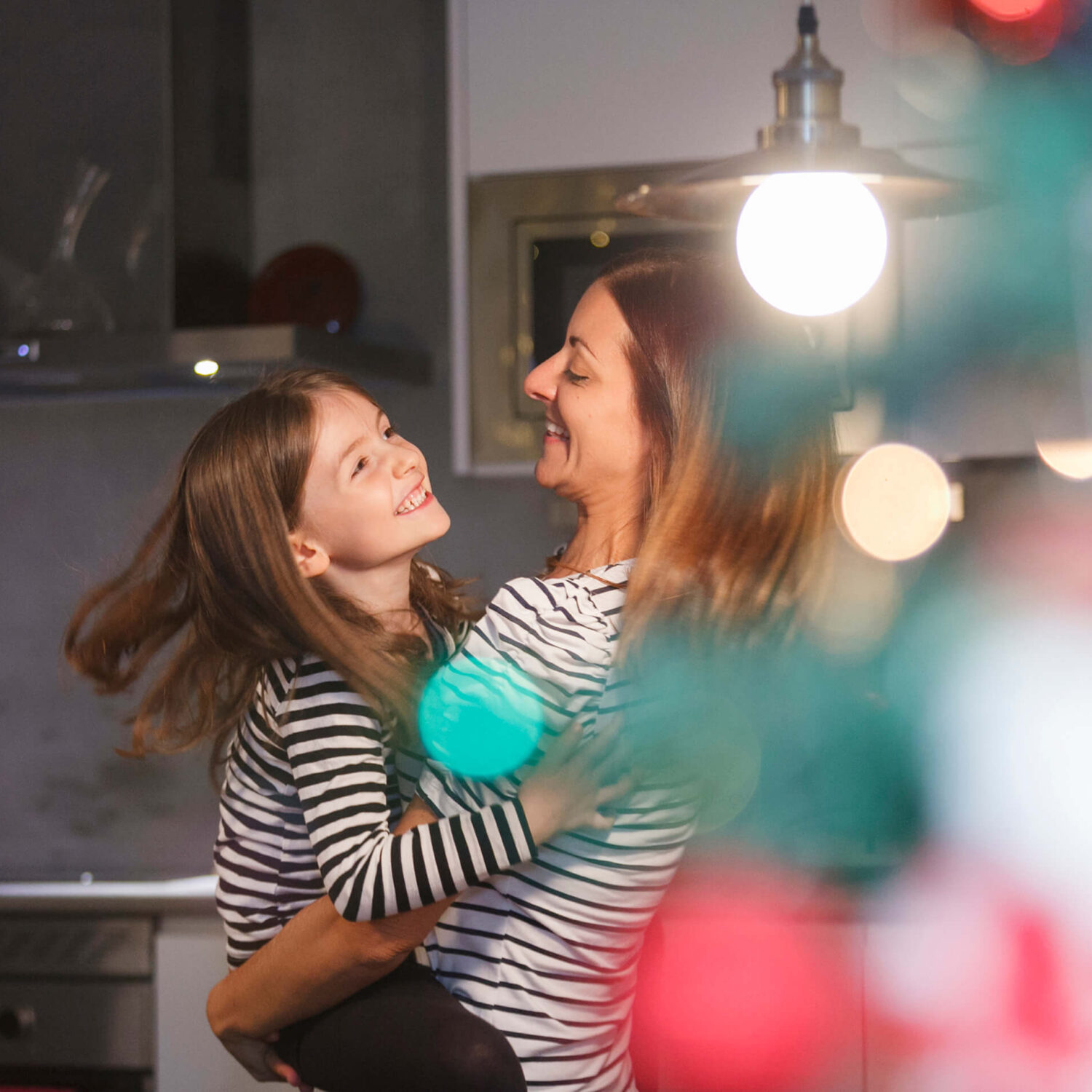 mère et fille rigolent dans la cuisine