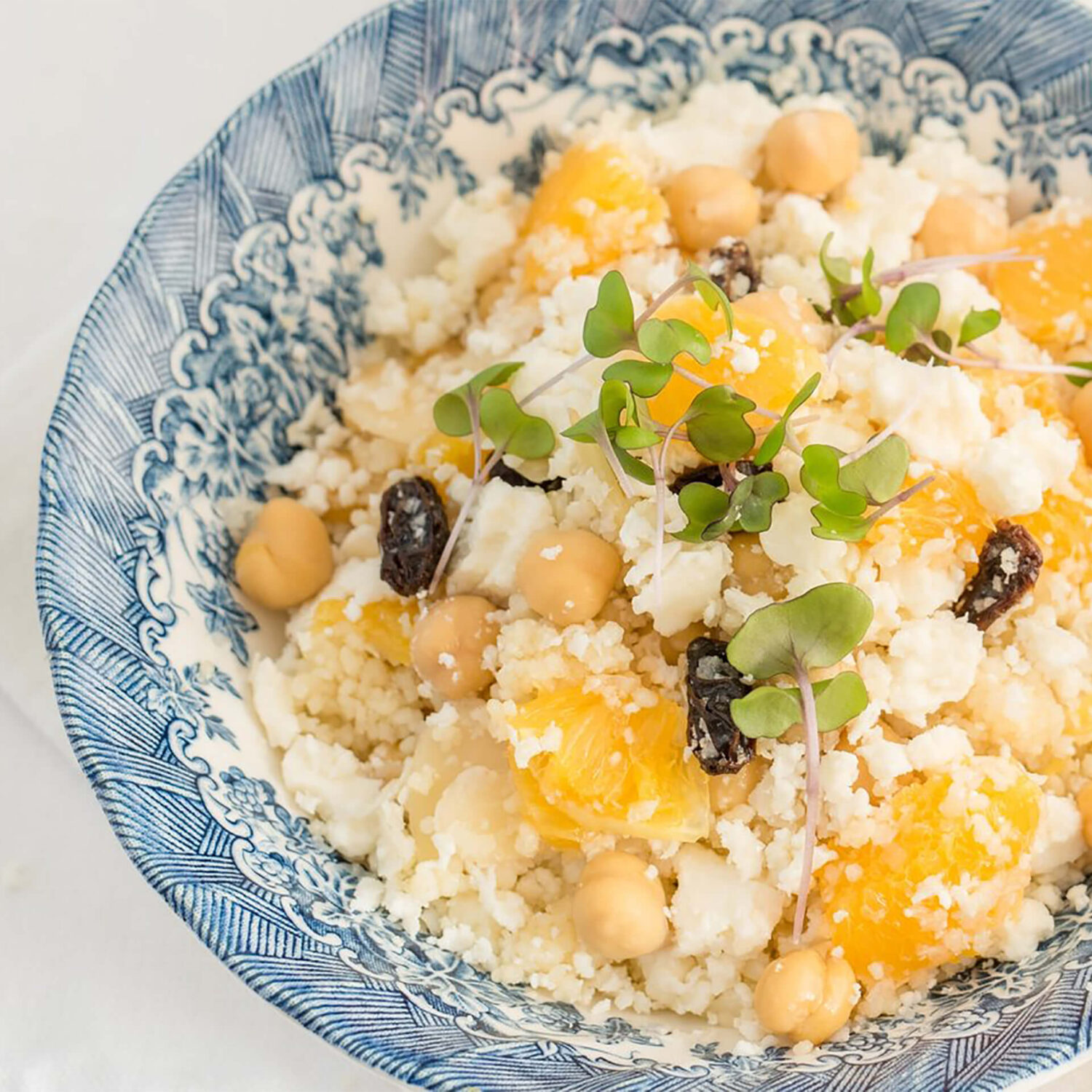 salade de pois chiches orange et semoule dans une assiette