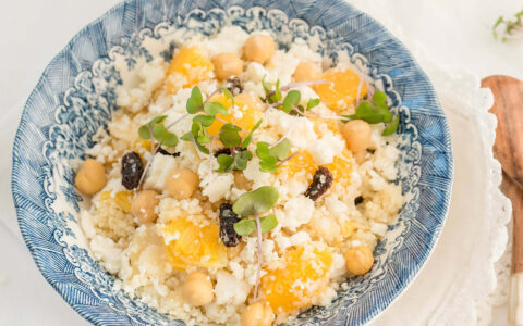 salade de pois chiches orange et semoule dans une assiette