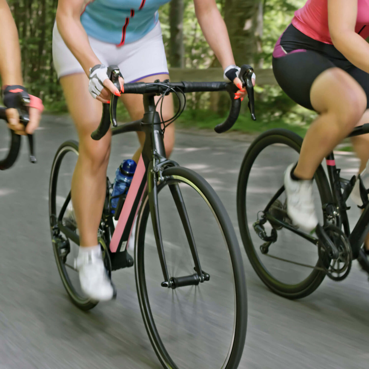 personnes faisant une course en vélo