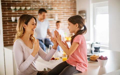 famille dans une cuisine