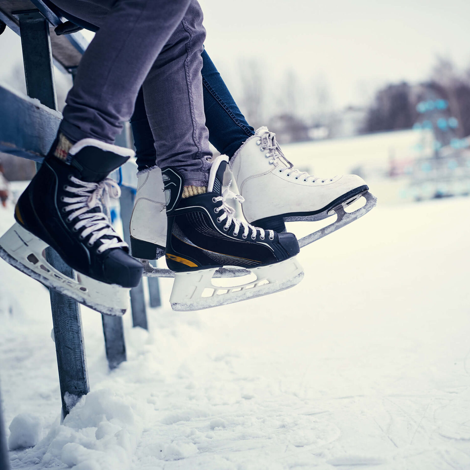 patins à glace au bord d'une patinoire