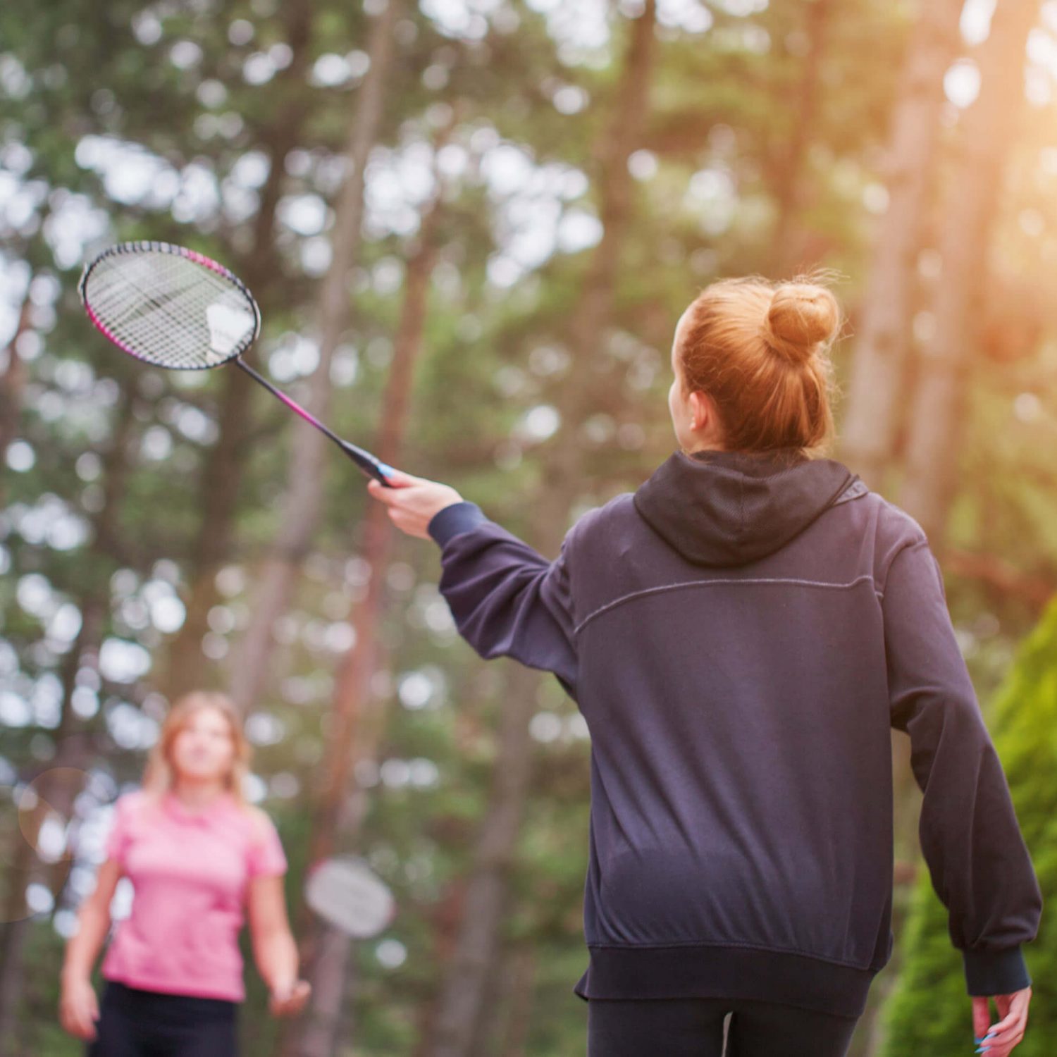 femmes jouent au badminton