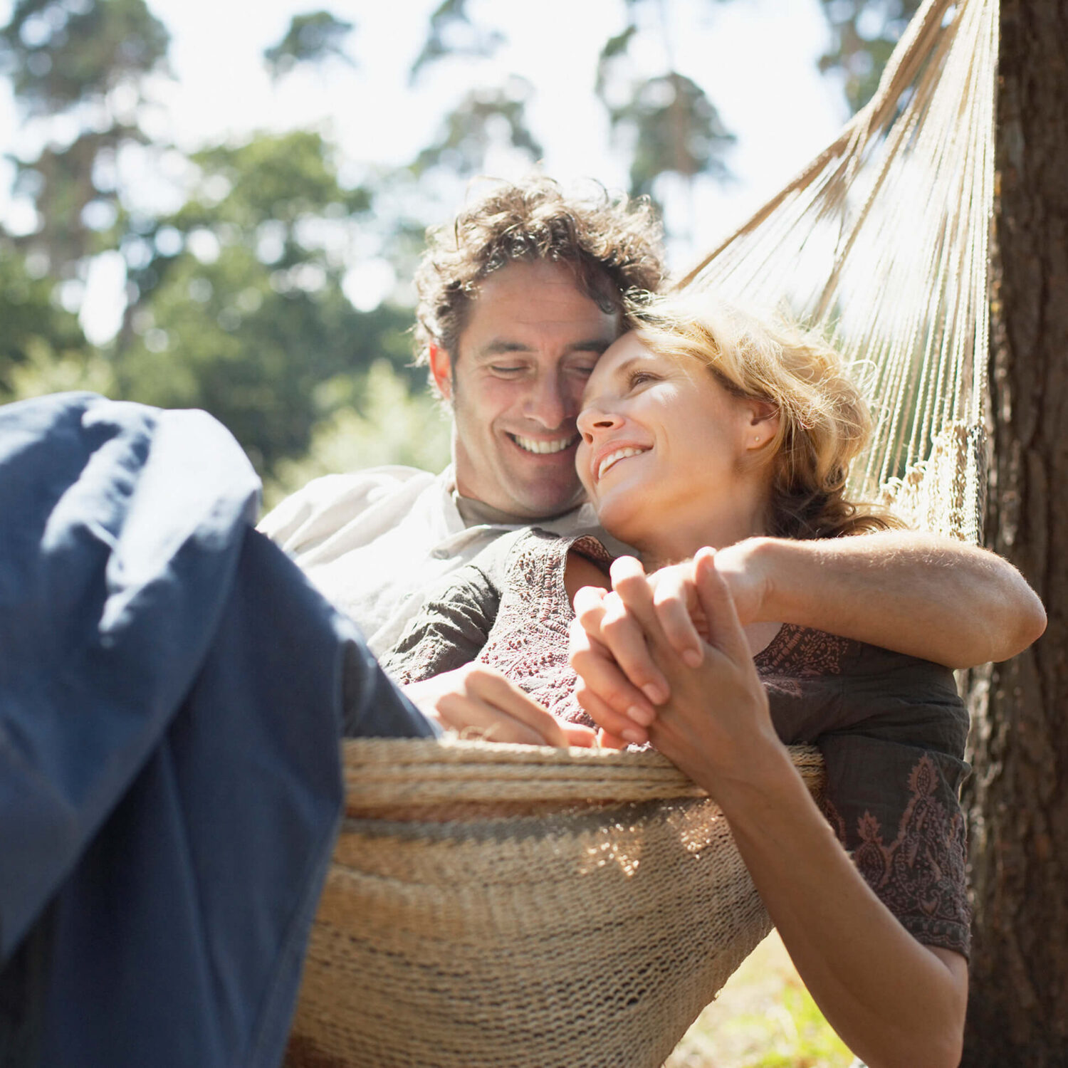 couple heureux dans un hamac