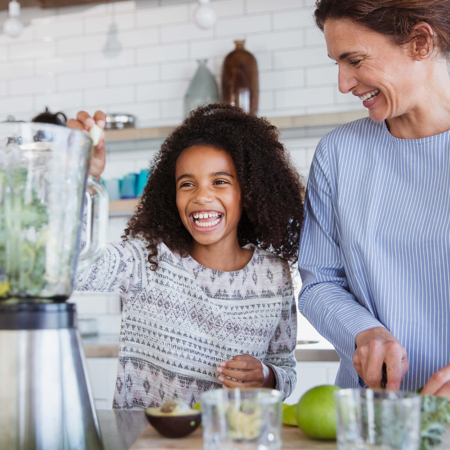 mère et fille préparant un smoothie