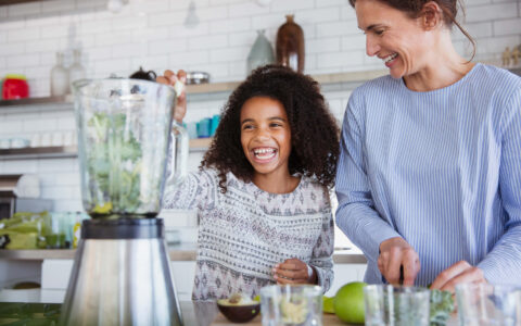 mère et fille préparant un smoothie