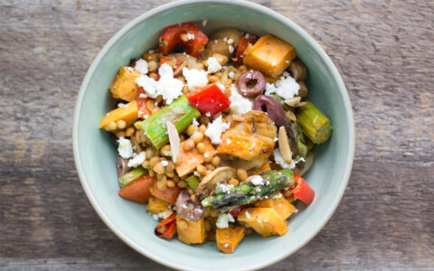 salade de lentilles et légumes dans un bol bleu