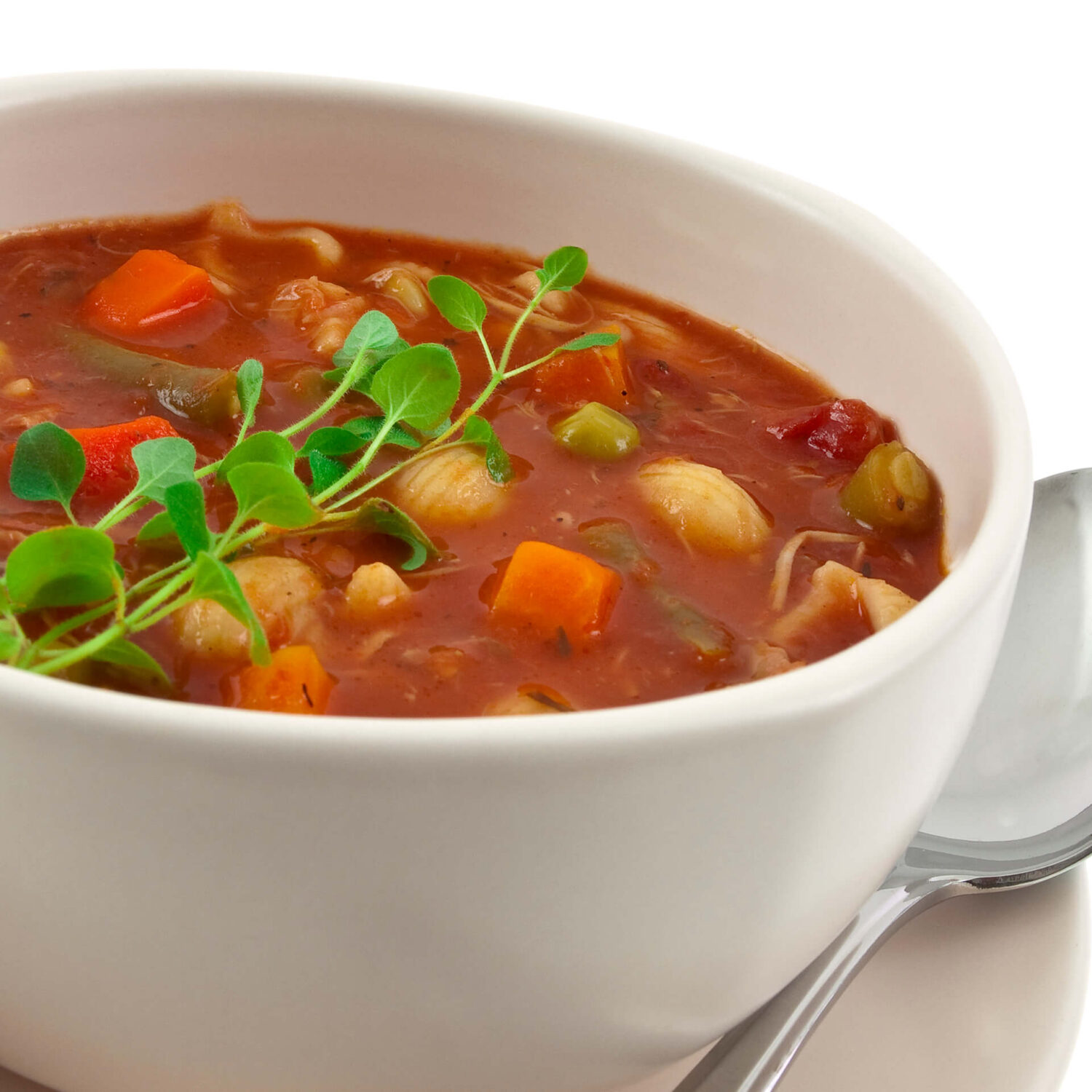 petit bol blanc de soupe au légumes avec cuillère