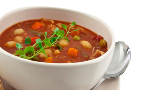 petit bol blanc de soupe au légumes avec cuillère