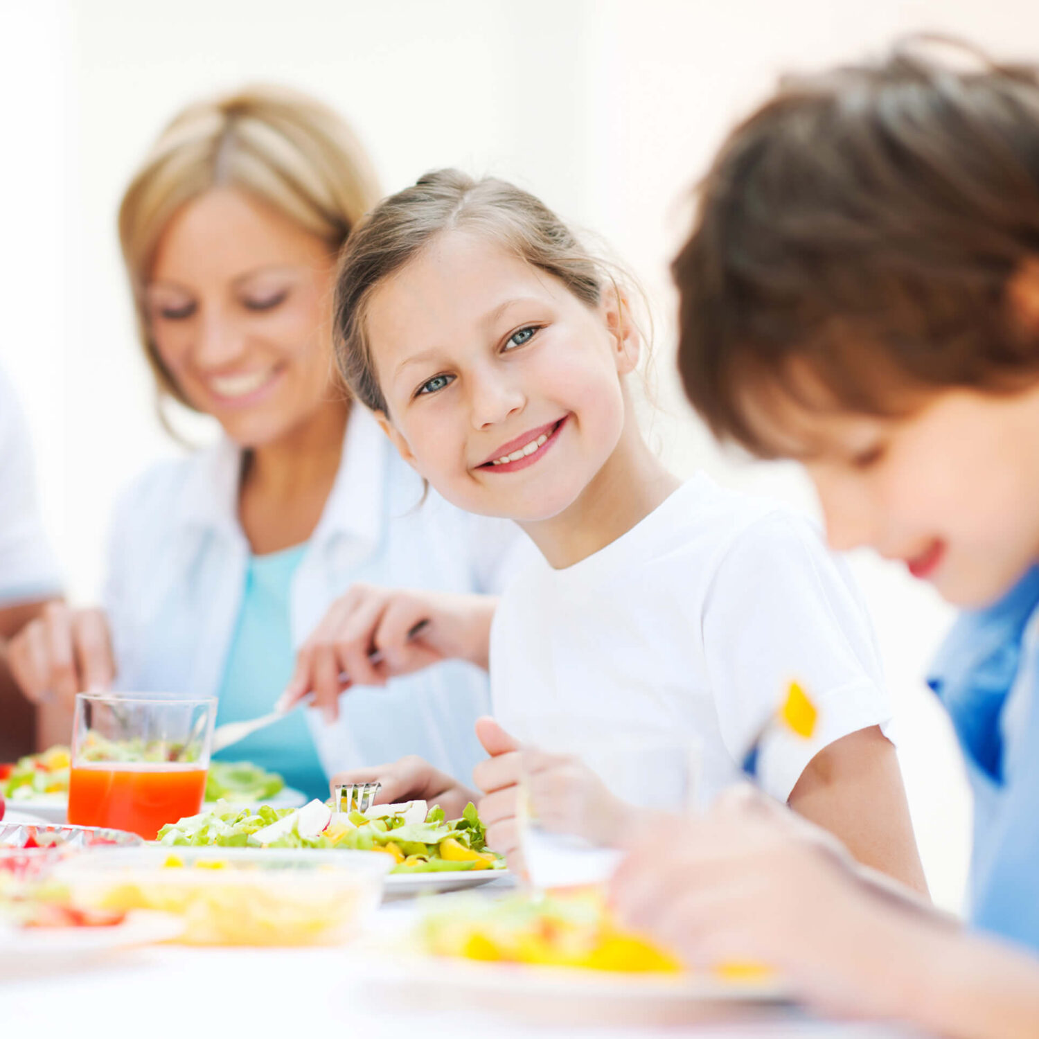 famille qui mange autour d'une table