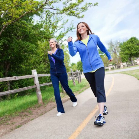 femmes marchant sur piste