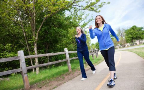 femmes marchant sur piste