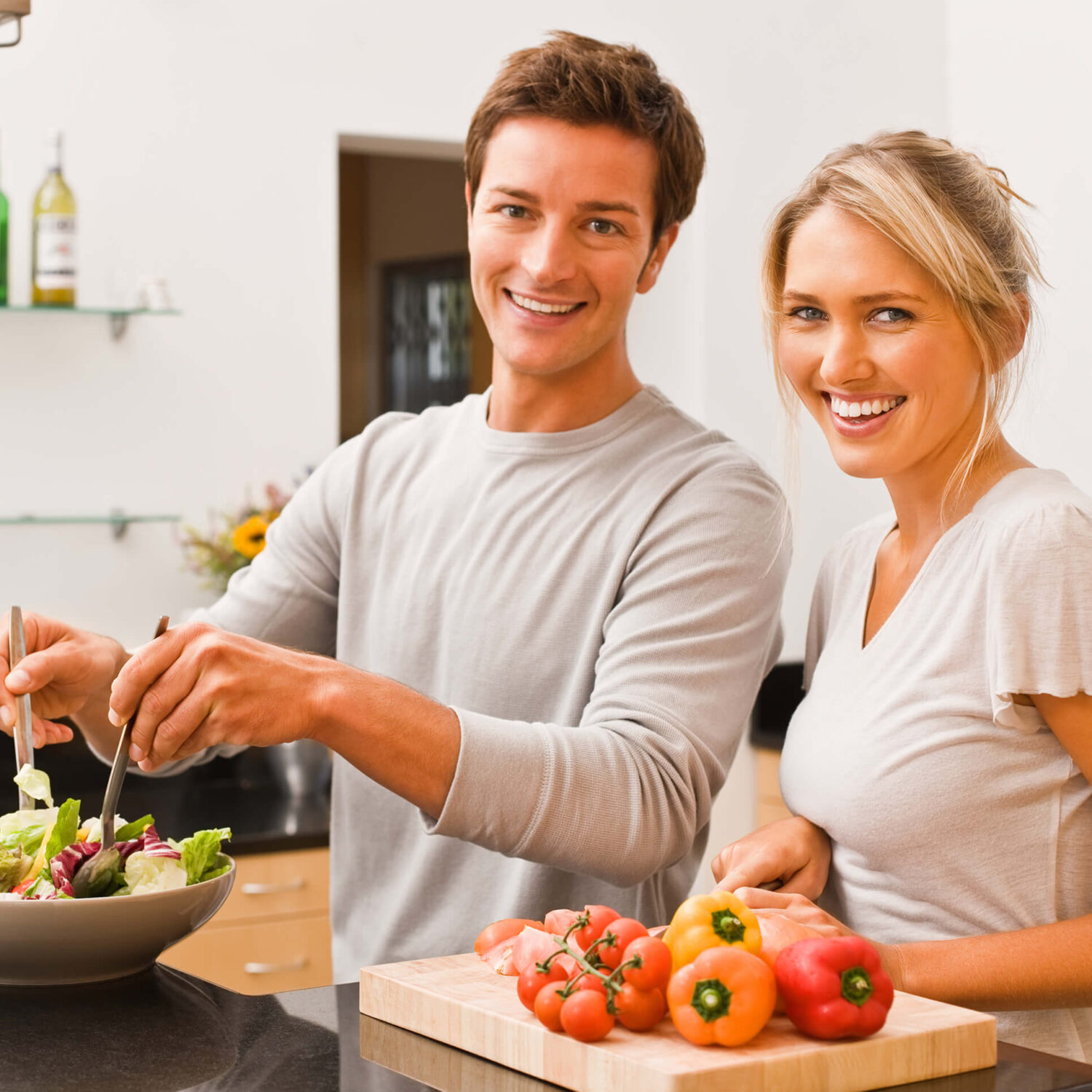 couple cuisine une salade