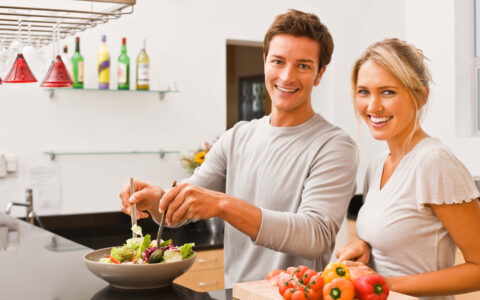 couple cuisine une salade