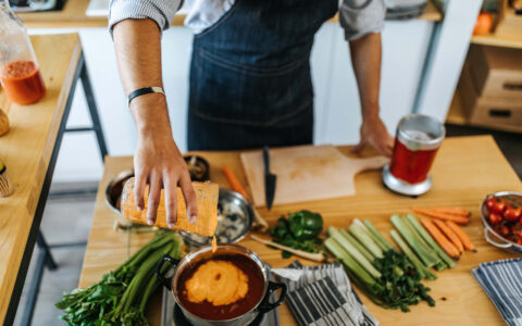 homme qui prépare un repas