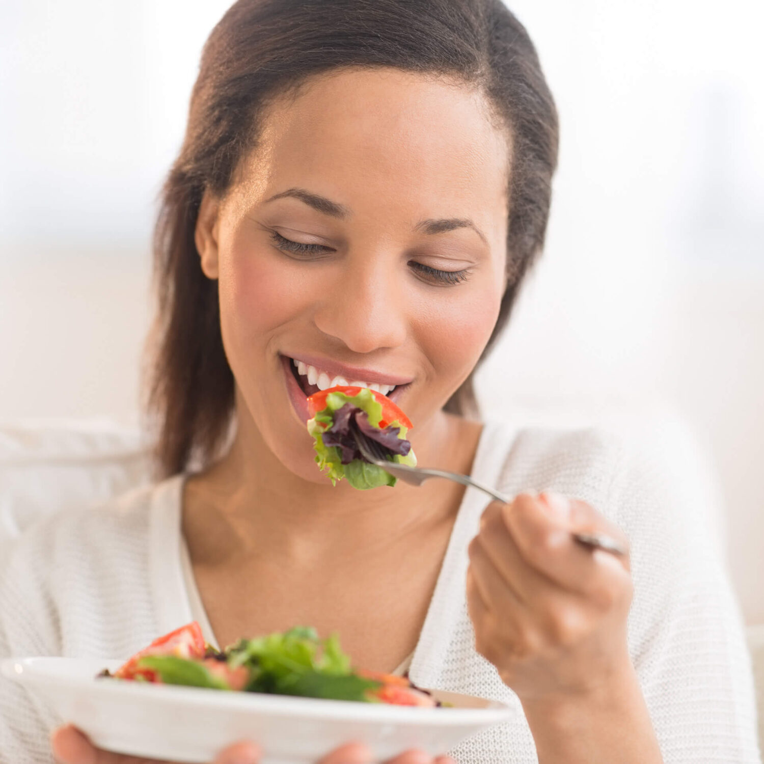 femme qui mange une salade