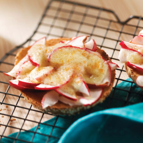 bagel garni de tranches de pomme sur une grille