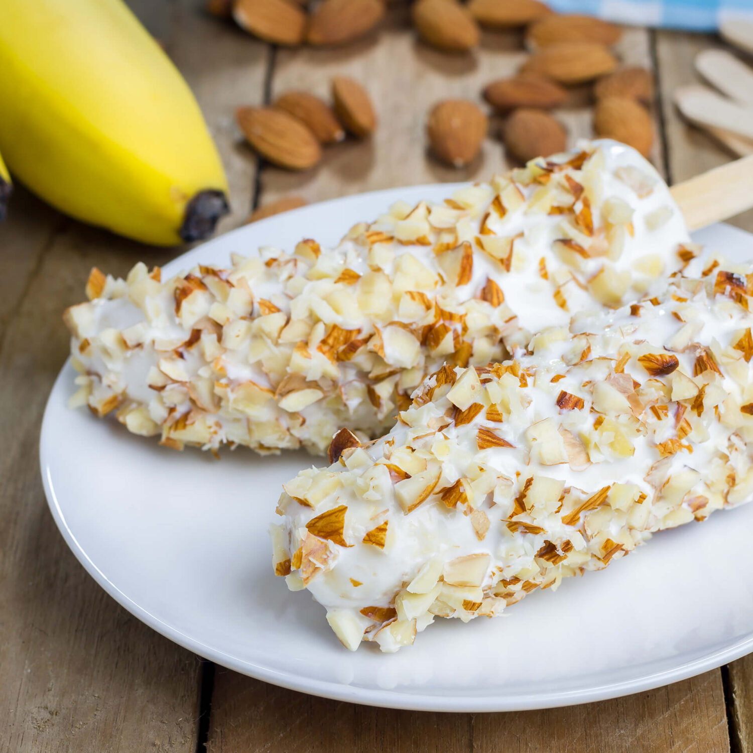 2 glaces banane du grand nord sur une assiette blanche