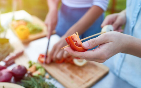 préparation d'un barbecue végétarien