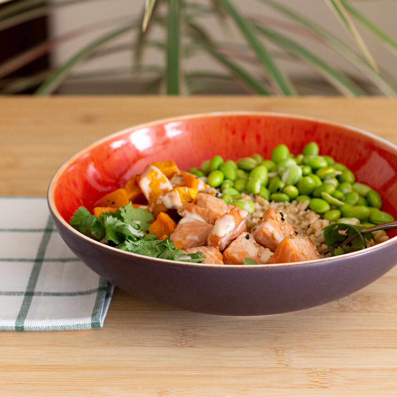 poké de saumon et patate douce dans une bol orange