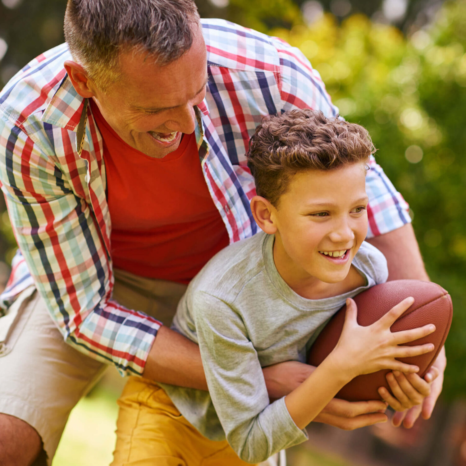père et fils jouant au ballon