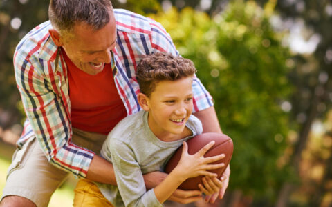 père et fils jouant au ballon