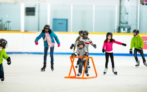 enfants à la patinoire