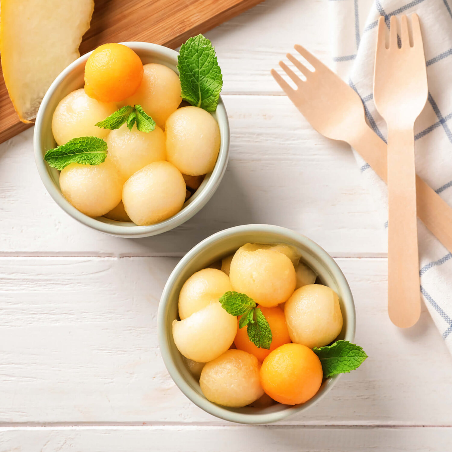bols de boules de melon et menthe