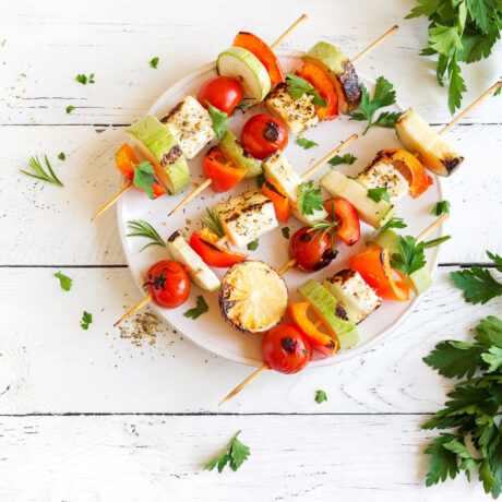 brochettes de tofu et légumes dans assiette