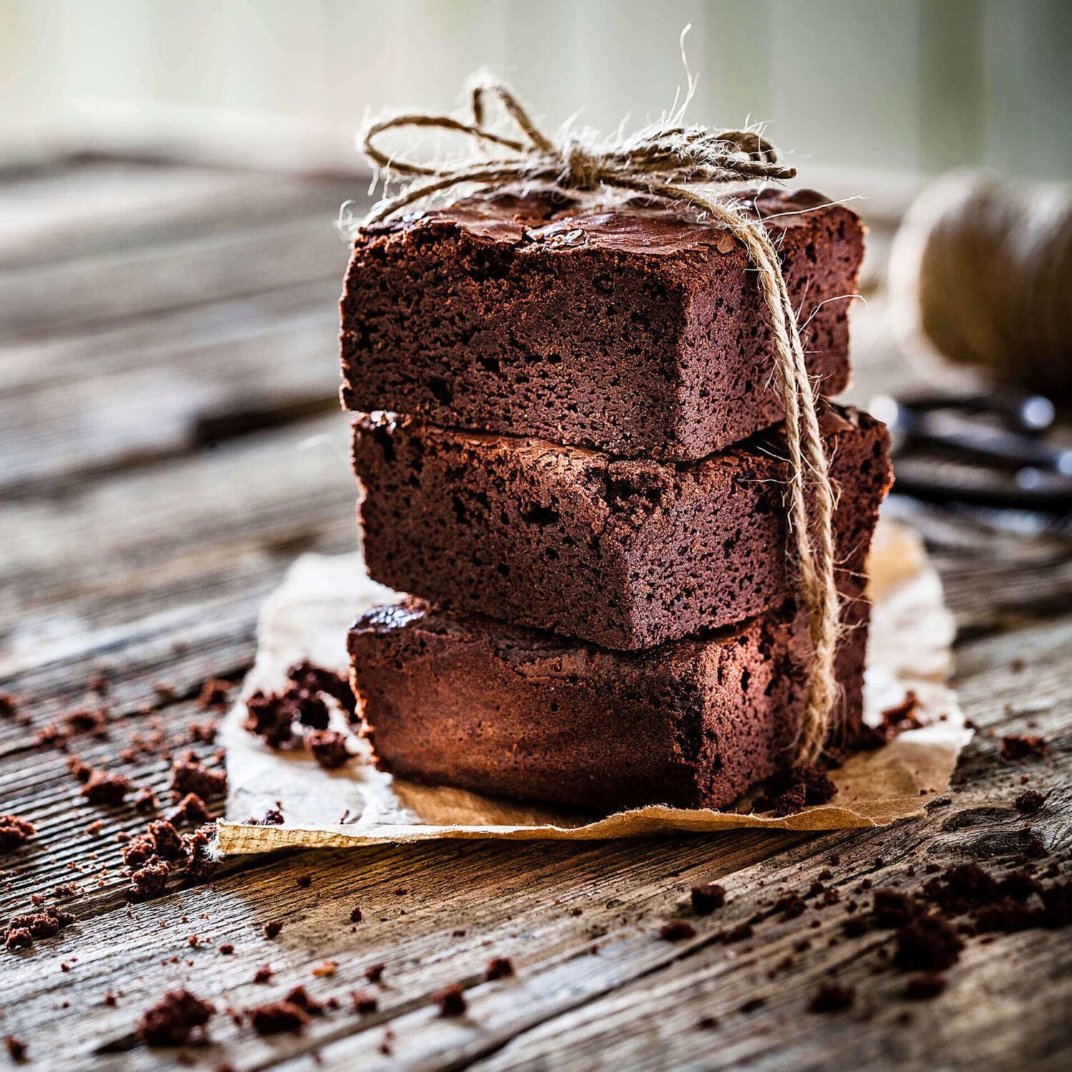 morceaux de brownies aux haricots noirs sur une table en bois