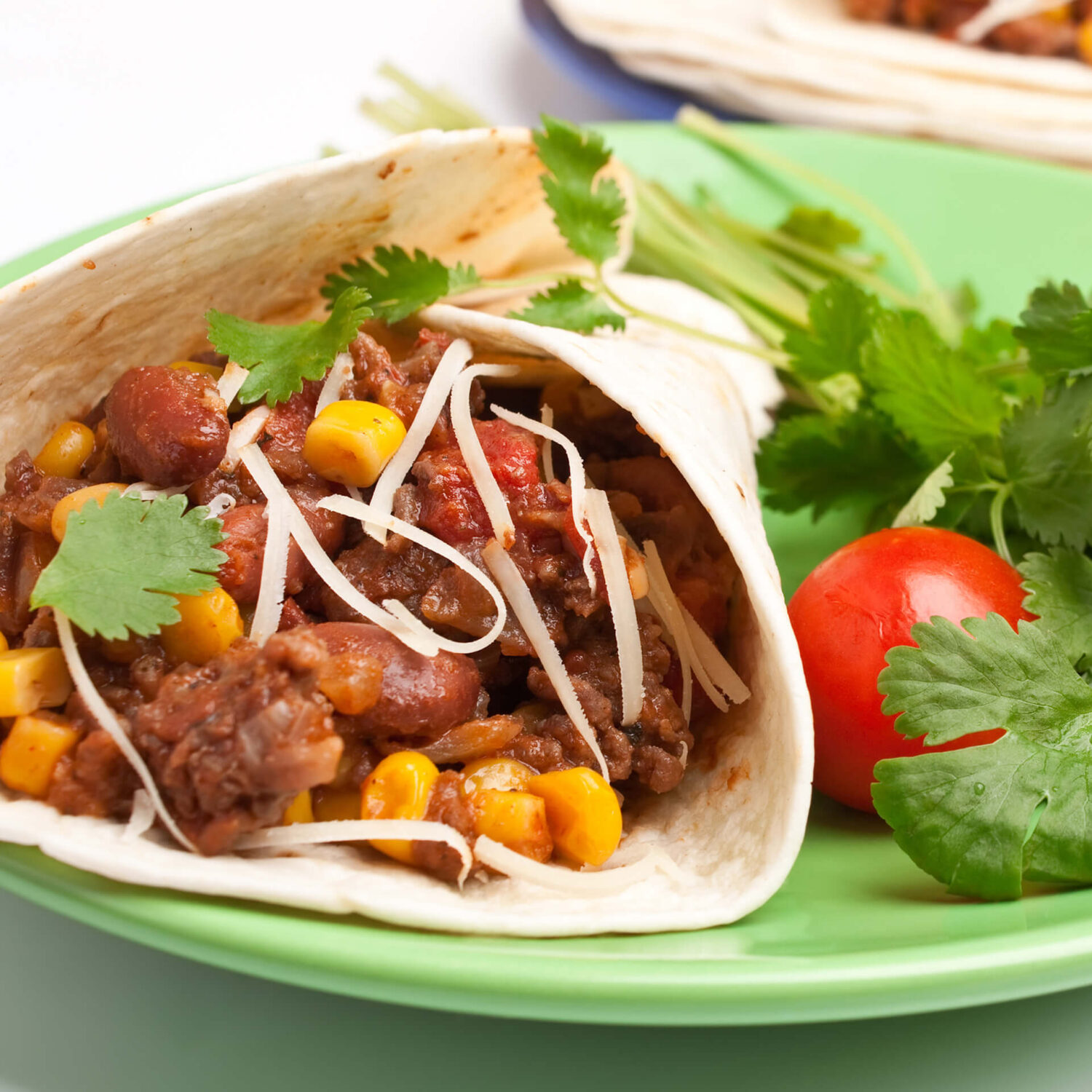burritos dans une assiette verte