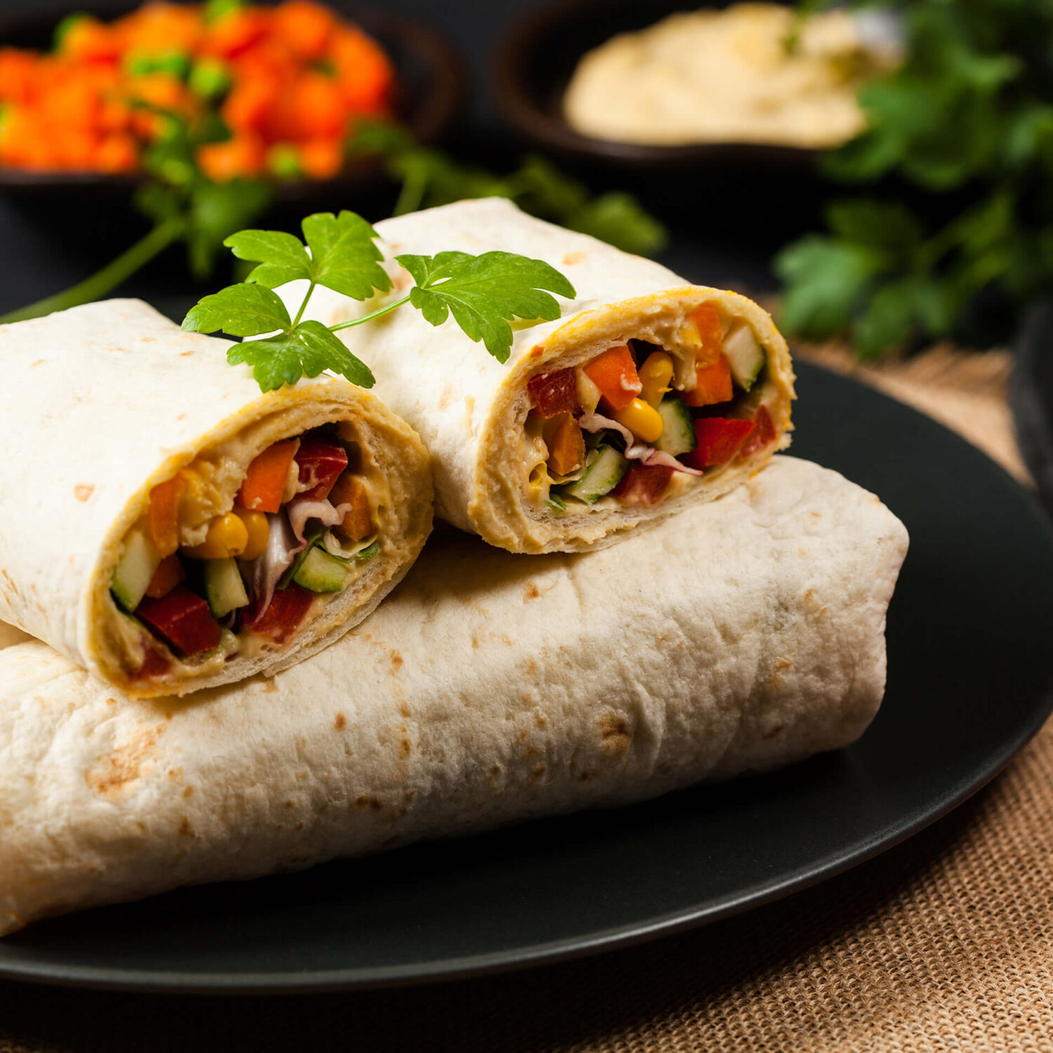 burritos végétariens dans assiette noire