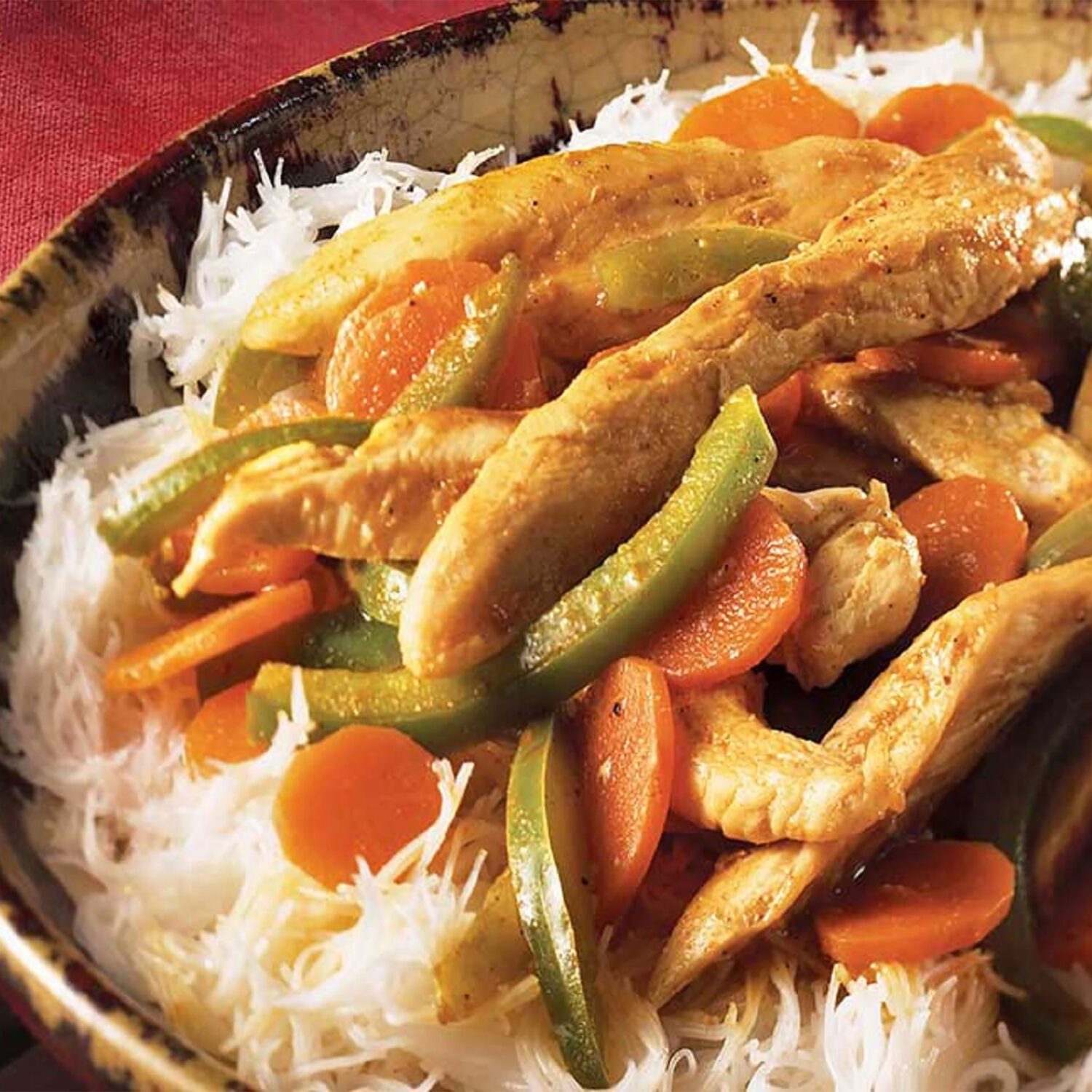Assiette de cari au poulet poivrons vert et riz