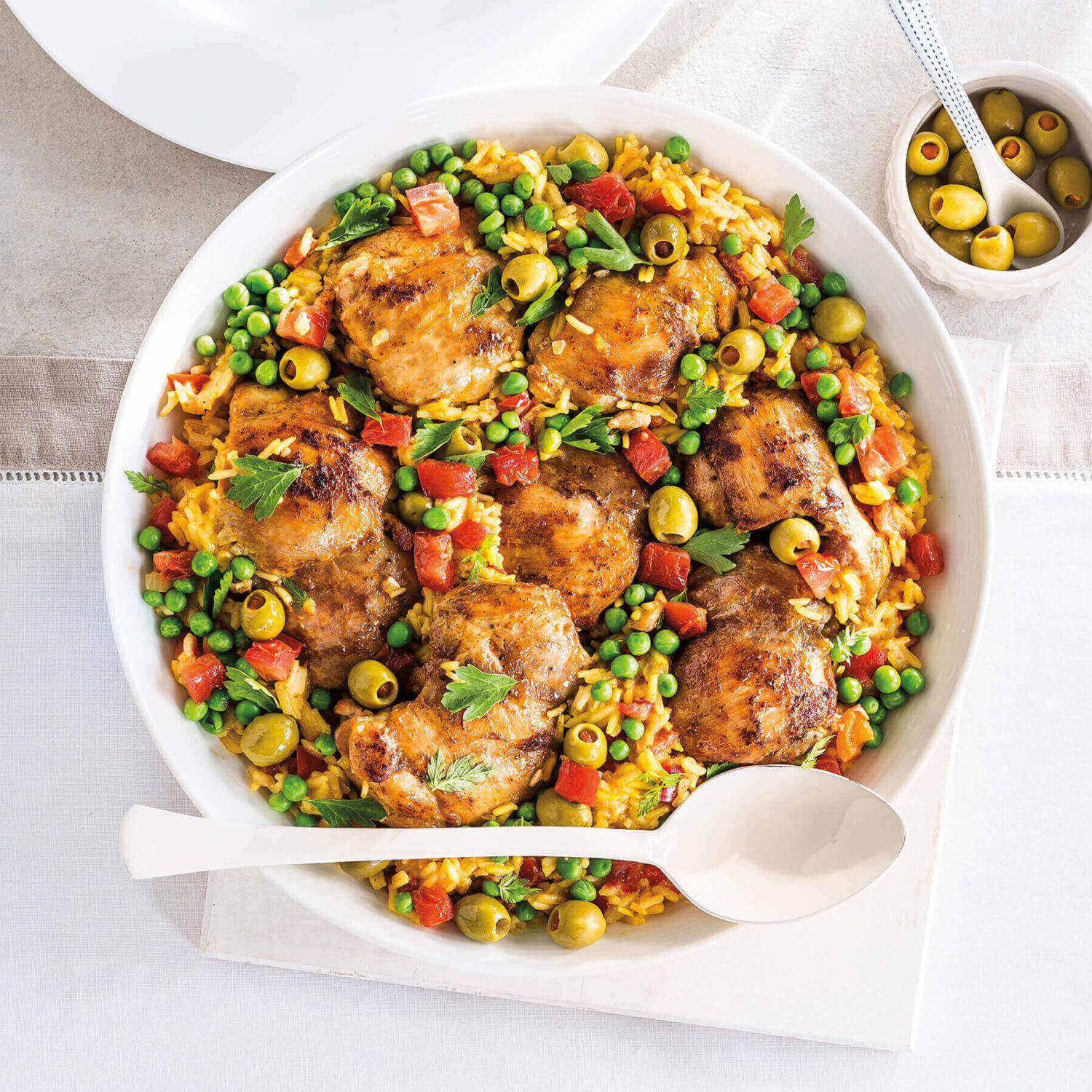 assiette de riz et poulet à l'espagnole sur une nappe blanche