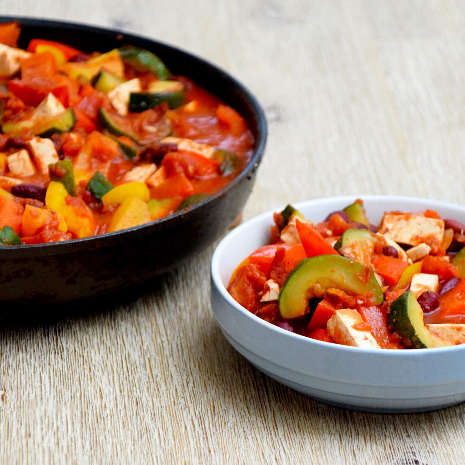 bol blanc et casserole de tofu à la méditerranéenne