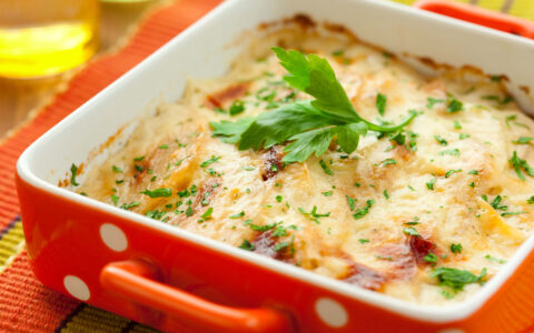 cassolette de légumes gratinée dans un plat rouge à pois blanc