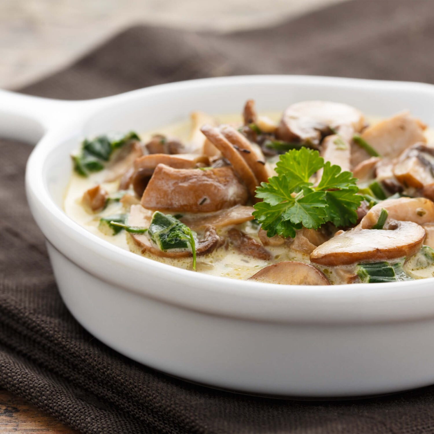 champignons cremeux au curry dans un petit plat blanc