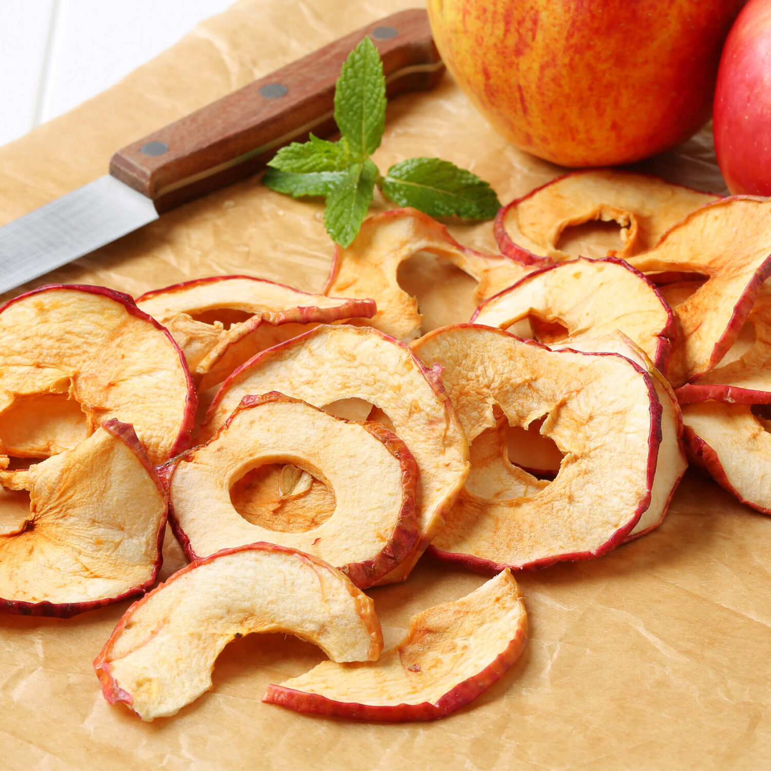 chips de pomme et pommes sur papier de cuisson