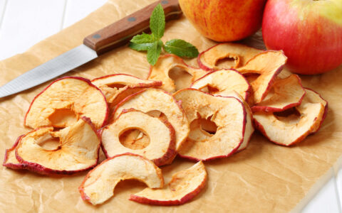 chips de pomme et pommes sur papier de cuisson