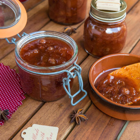 pots de chutney à la nectarine et aux prunes sur table en bois