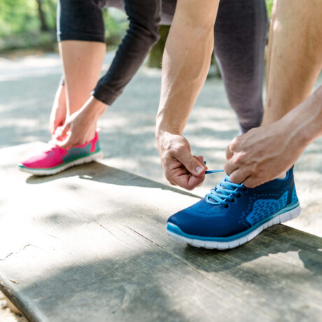 couple qui attache leurs chaussures de sport