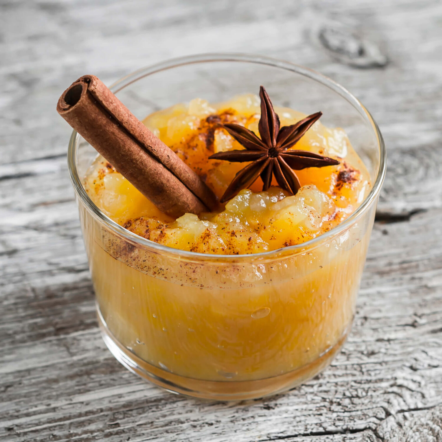 compote aux épices dans un verre transparent