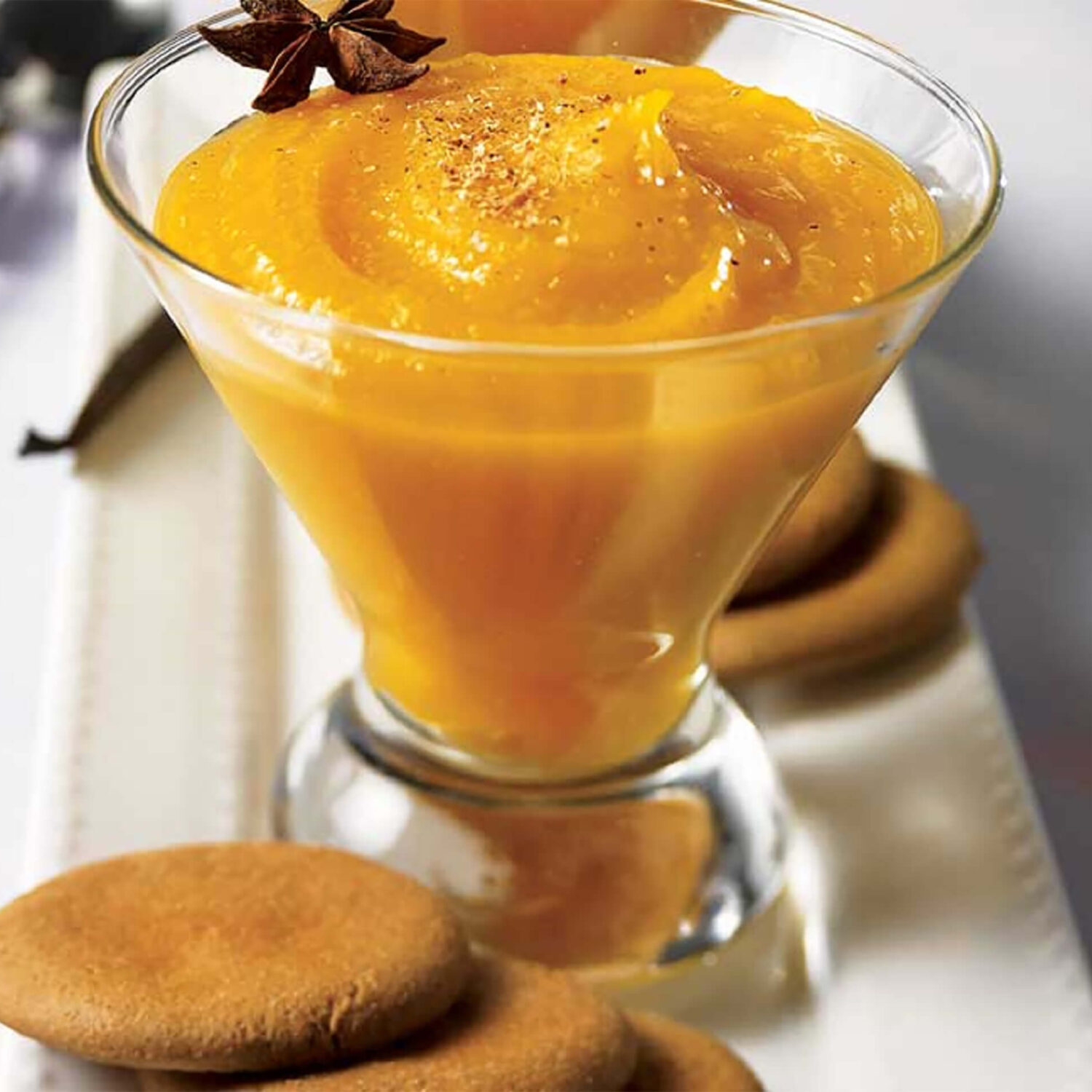 compote de courges vanillée et biscuits sur une table