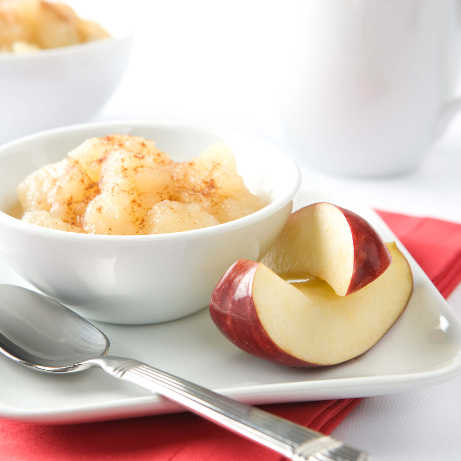 compote de pommes maison dans un petit bol blanc