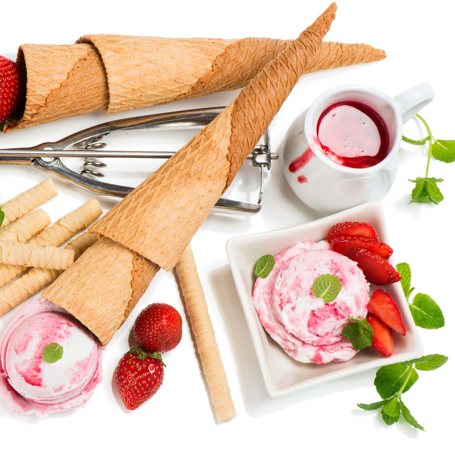 cornet de glace et coulis de fraise dans un petit pot